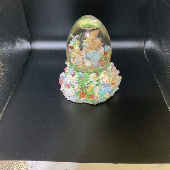 Easter Bunny Musical Snow Globe plays "Here Comes Peter Cottontail" - Picture 14 of 14